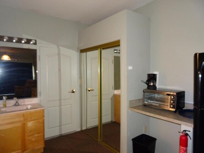 Building Photo - 2180 Country Club Dr.