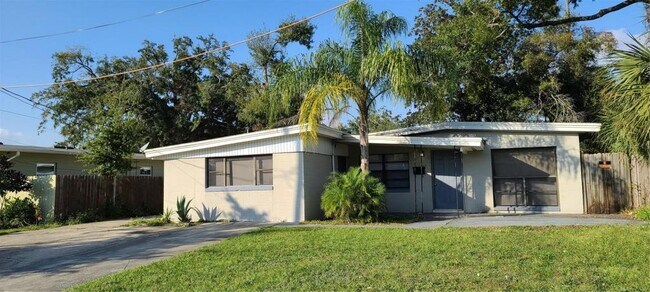 Building Photo - 2027 BENTLEY ST