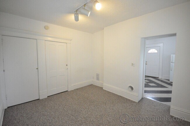 Sala de estar - 2185 Summit St