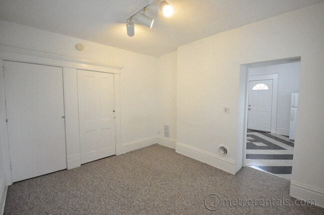 Living room - 2185 Summit St