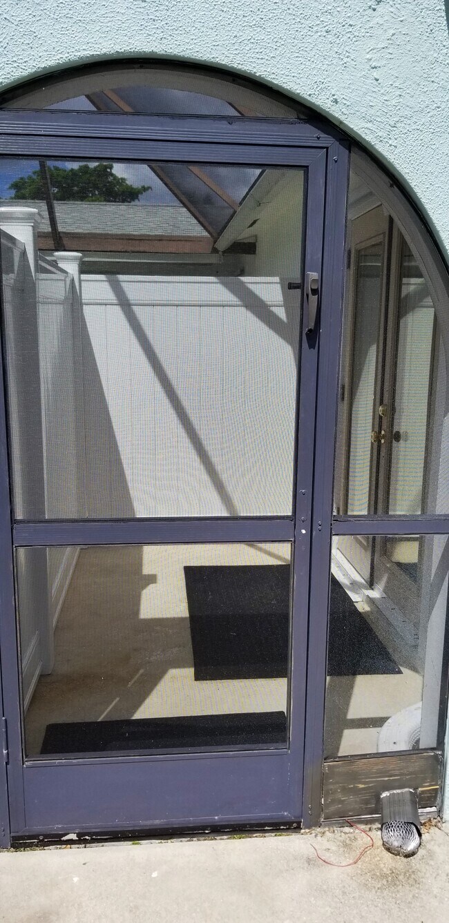 Entrada frontal privada con patio privado. - 9070 Kimberly Blvd