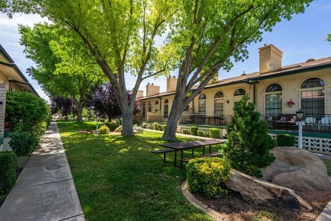 Building Photo - Fully Remodeled Townhome in the Heart of D...