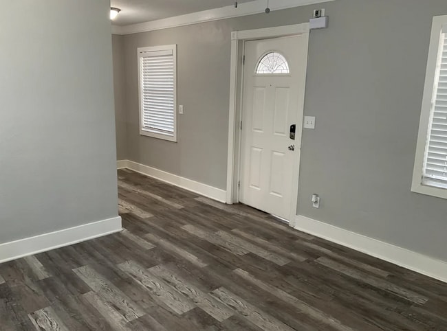 Building Photo - 431 Iris Rd