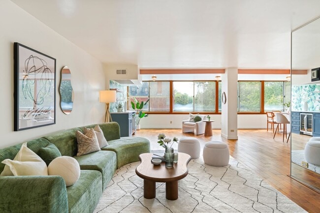 Building Photo - 800 N Washington St