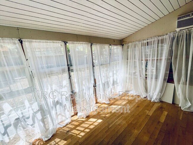 Foto del edificio - 487 Boulevard SE