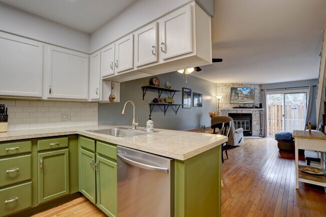 Foto del edificio - Wonderful 2 Bed 2 Bath Townhouse with Fireplace + Community Pool