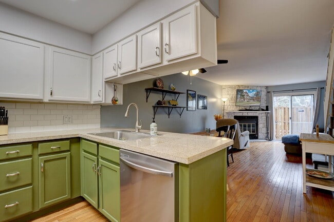 Building Photo - Wonderful 2 Bed 2 Bath Townhouse with Fireplace + Community Pool