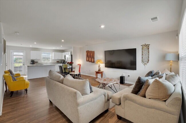 Foto del edificio - *Showings available starting after May 4th! / Beautiful 4BR / 2.5BA Home Offering Space, Comfort ...