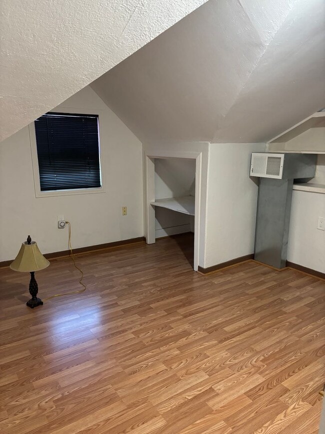 Building Photo - 2 BR 1 BA house with Bonus Room in Yuba City  AVAILABLE NOW!