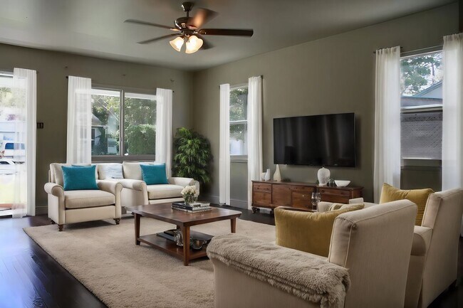 Foto del edificio - Spacious 3 Bedroom, 1 Bath Home with 4-Car...