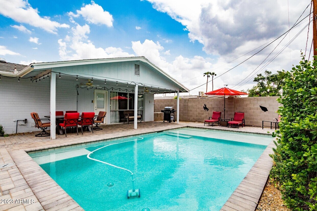 Primary Photo - 2626 N 69th Pl