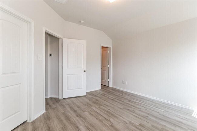 Foto del edificio - 417 Upper Creek Dr