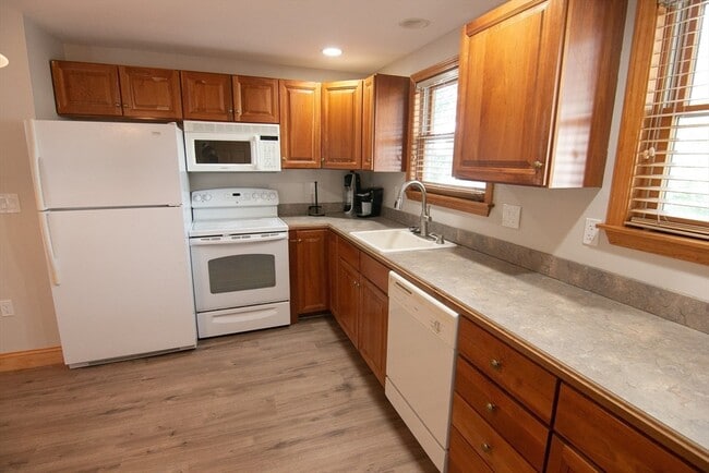 Building Photo - 6 Wildwood Ln
