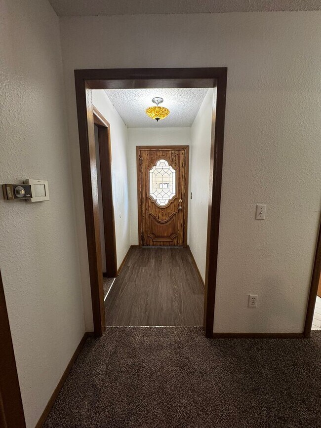 Foto del edificio - (3) Bed/(2) Bath with (2) Living Areas in MWC Avail NOW!