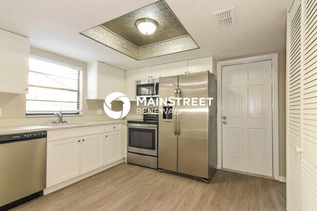 Foto del edificio - 5 Bedroom Pet-Friendly Home in Brandon, FL with Main Street Renewal
