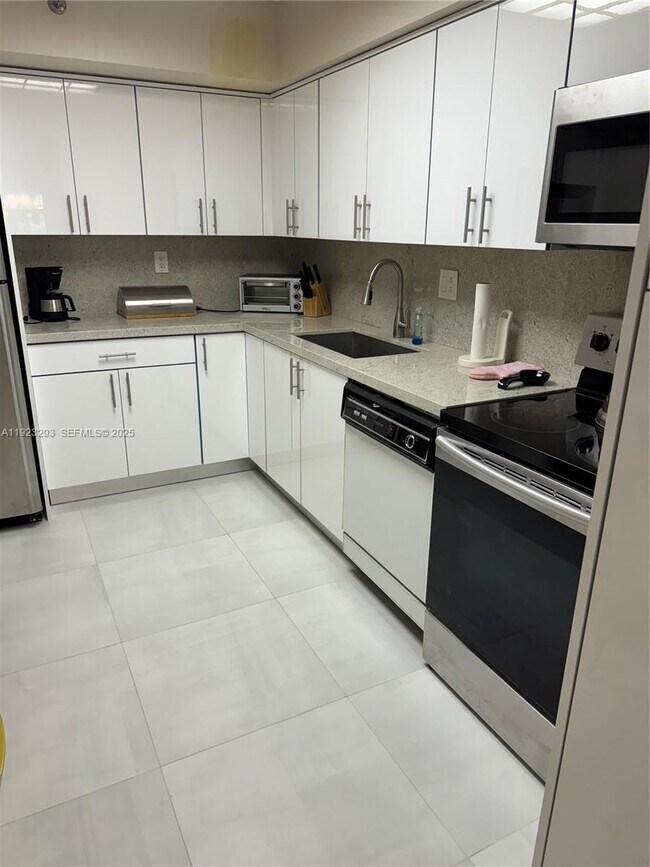 Building Photo - 3600 Mystic Pointe Dr