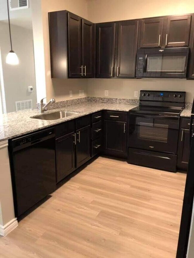 Foto del edificio - 7655 Bellfort Ave