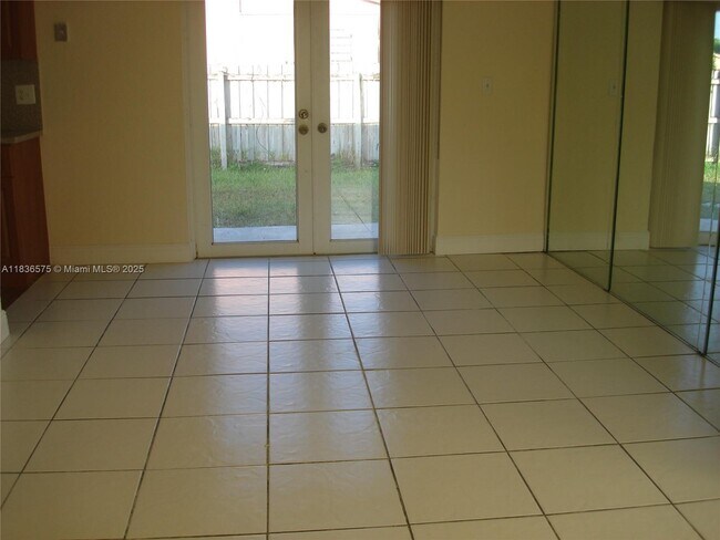 Foto del edificio - 696 SW 16th Terrace