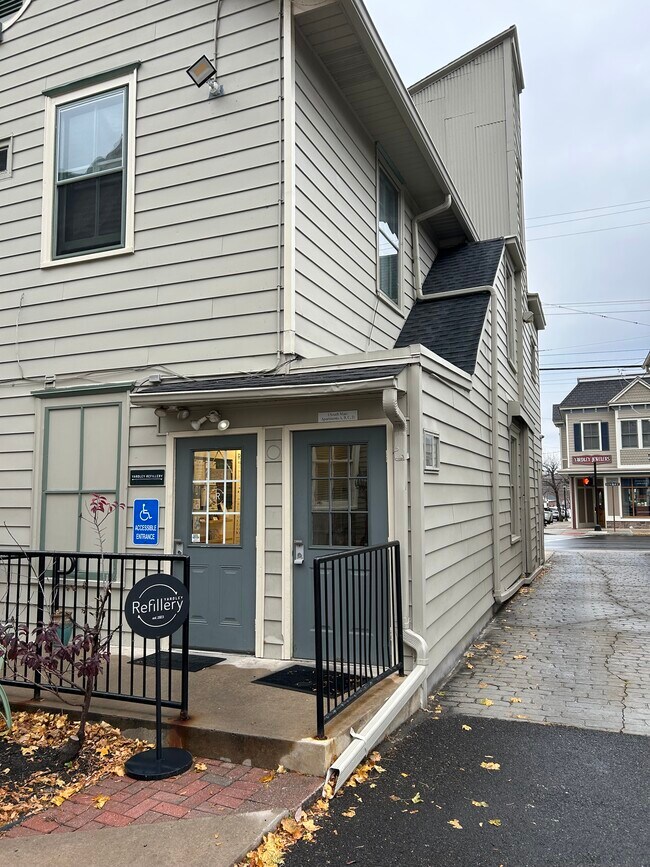 Street entrance off private parking - 1 S Main St