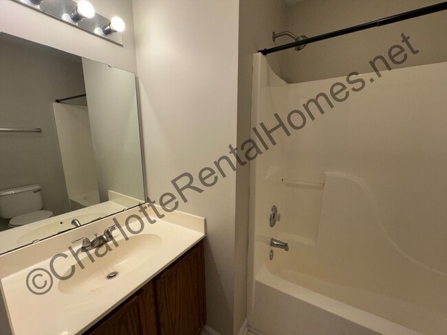 Building Photo - Nice single family home with 3 bedrooms and 2.5 bathrooms