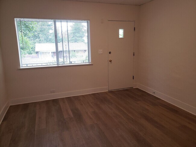 Foto del edificio - Arlington Pl. Triplex - EBB001