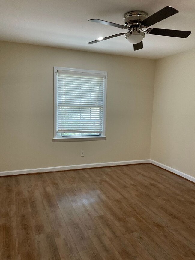 Building Photo - Spacious 2 Bedroom Apartment Available Now!