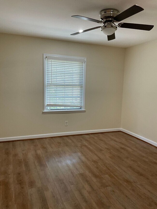 Foto del edificio - Spacious 2 Bedroom Apartment Available Now!