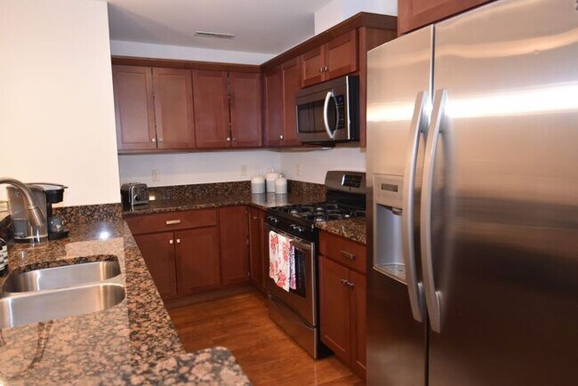 Foto del edificio - 3 bedroom 2 bath Ivy Quad Townhouse for lease