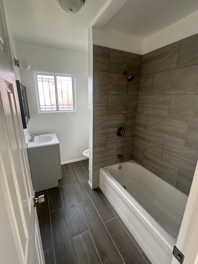 Foto del edificio - 756 1/2 E 79th St