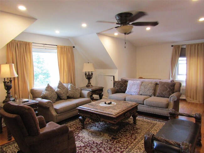 Foto del edificio - 82-17-82248 248th St