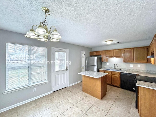 Building Photo - 7036 Foxhall Dr