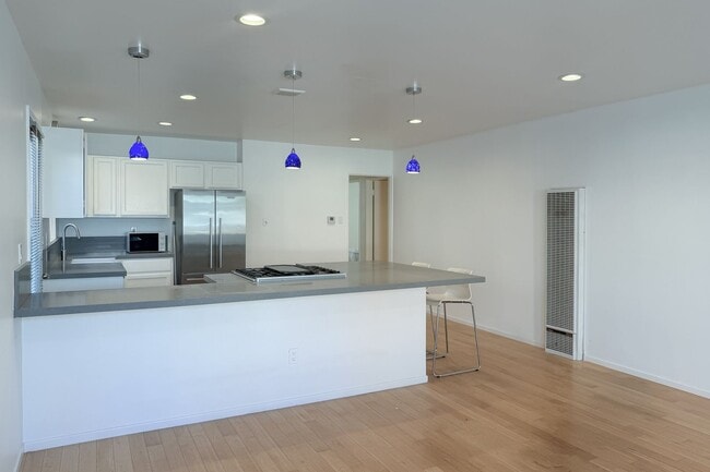 Building Photo - 3 bedrooms & 2 bathrooms |Duplex | Oxnard | Silverstrand Beach| Unfurnished