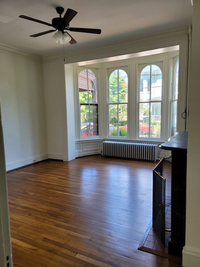 Sala de estar con ventana panorámica grande - 170 S Prospect St