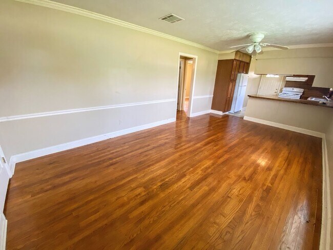 Building Photo - 2BR/1BA Duplex Near McNeese State University