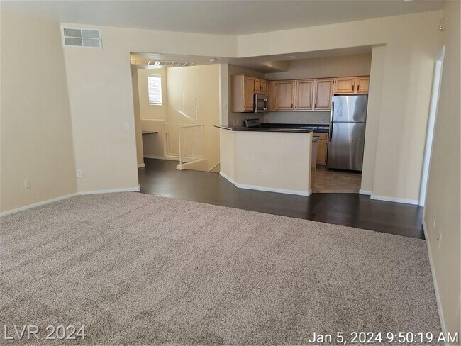 Foto del edificio - GATED 2 BEDROOM TOWNHOME WITH ATTACHED GAR...