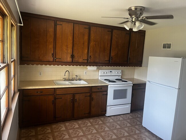 Building Photo - 1406 Kenton St