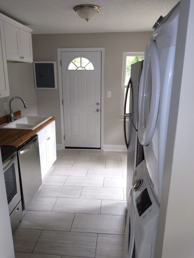 Building Photo - Newly RENOVATED OVERSIZED 2 bedroom 1 bath...
