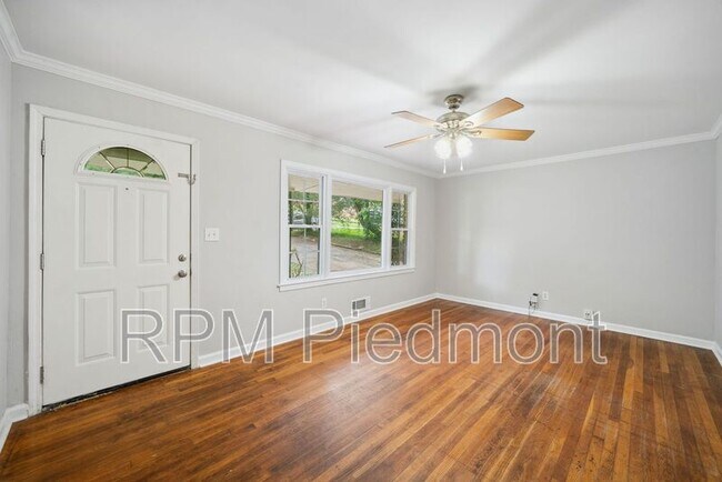 Building Photo - 2833 Rockcliff Rd SE