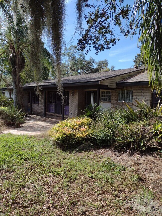 Building Photo - Beautiful home in Fruiland Park