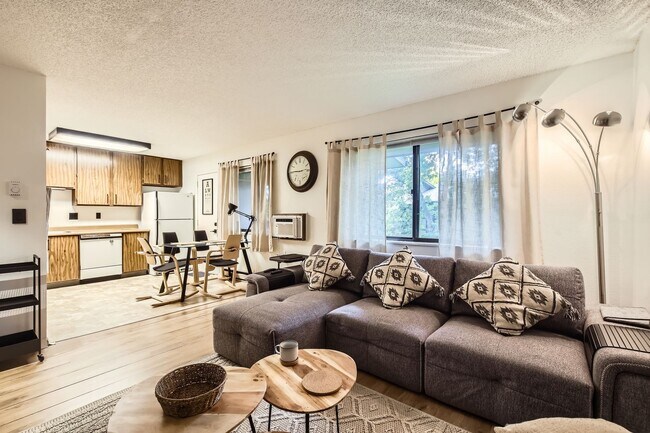 Foto del edificio - $600 SIGNING BONUS!!! One bed condo in cen...
