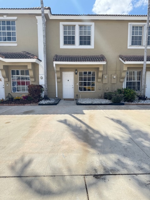 Foto principal - 752 S W 122nd Terrace