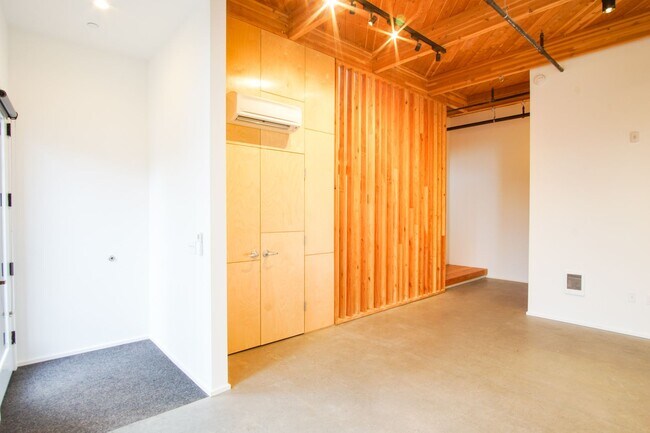 Foto del edificio - Modern Design Live/Work Townhouse in NW Portland!