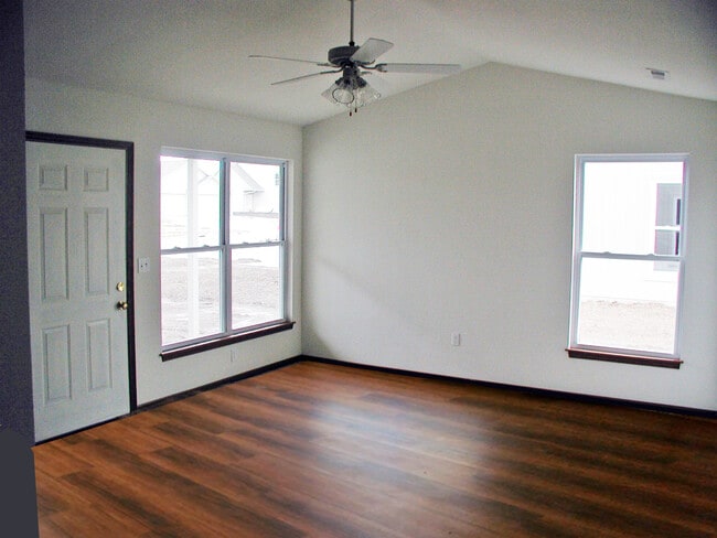 Commercial quality vinyl planking - 1022 Augusta Ln