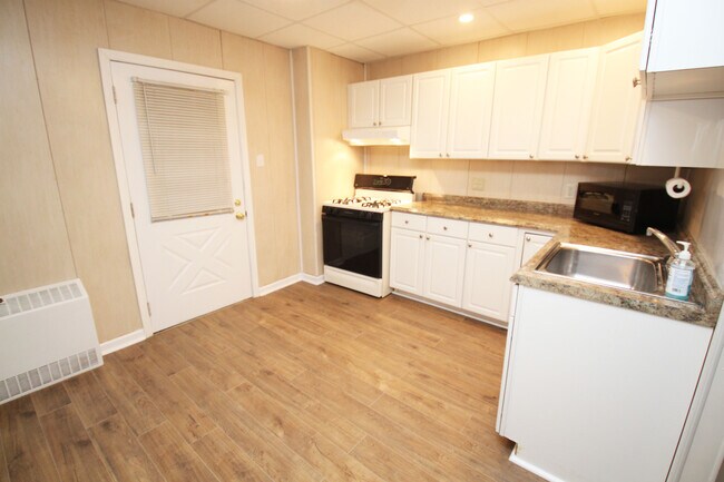 KITCHEN - 3920 Hoosac St