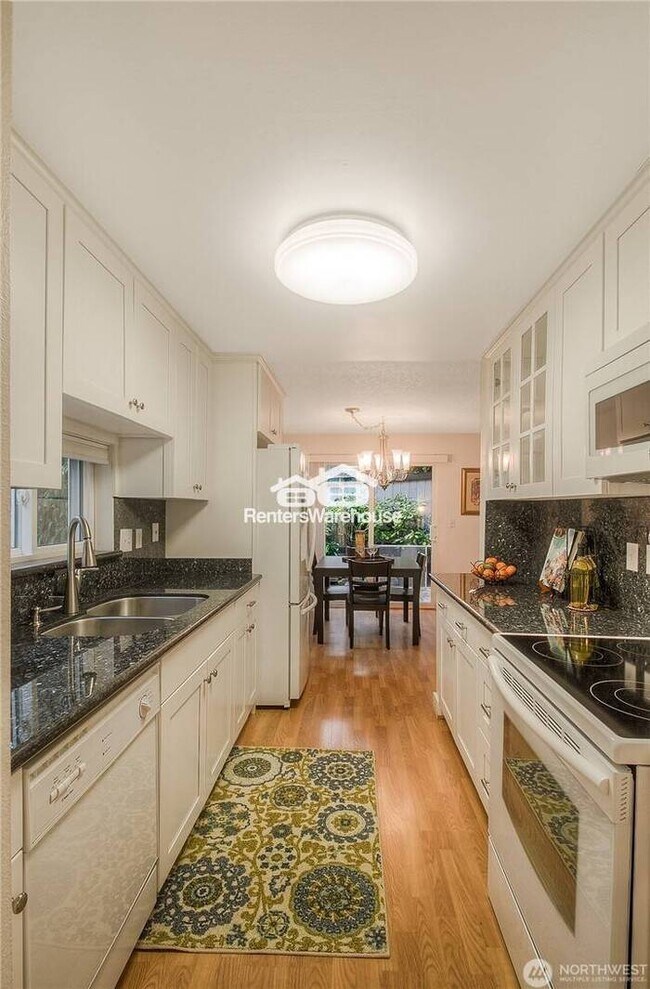 Foto del edificio - Spacious 3-Bedroom Townhome in Desirable C...