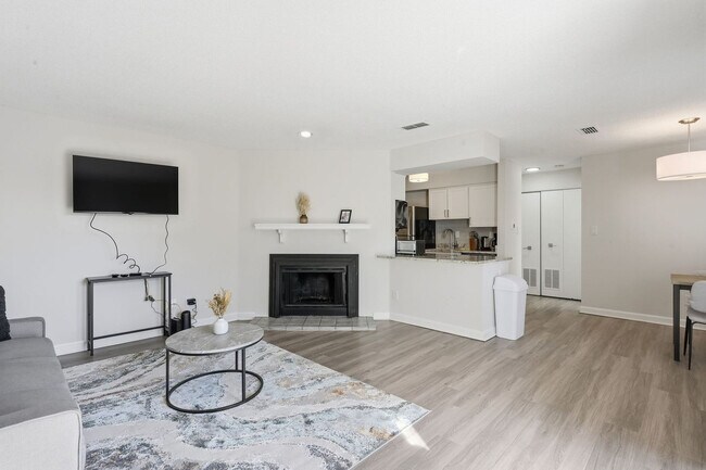 Building Photo - 2301 Deer Path Cir