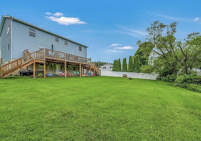 Building Photo - 121 Fern Way