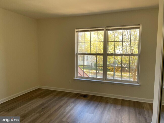Foto del edificio - 345 Fallsgrove Dr