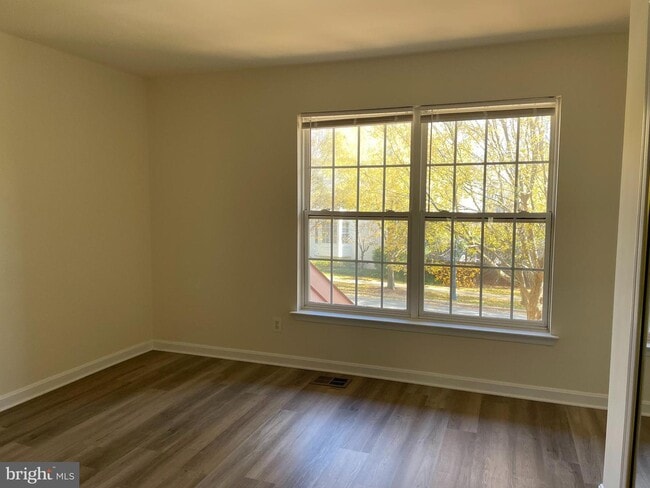 Building Photo - 345 Fallsgrove Dr