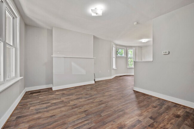 Building Photo - Updated 2 Bed/2 Bath Home in Beechview w/ ...